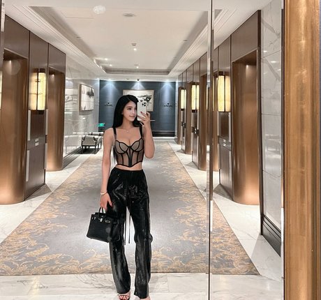 June Gong art actress pic