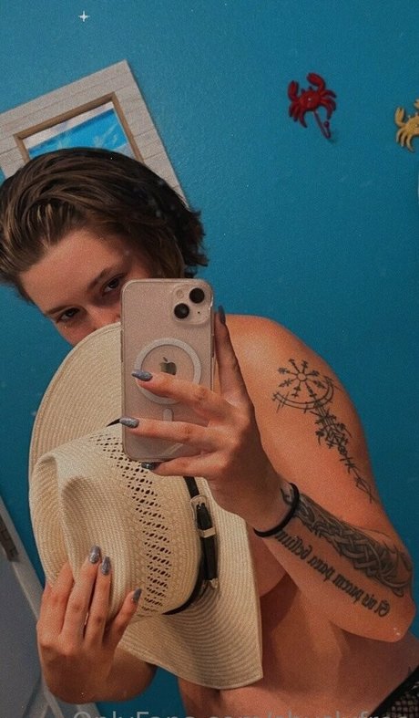 shyslyfree xxx pornstar img