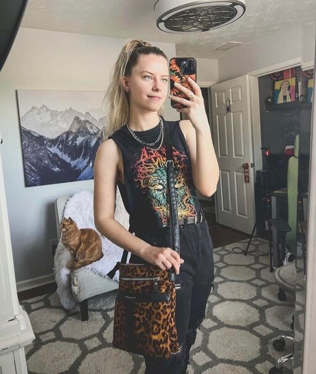 NoisyButters model xxx picture