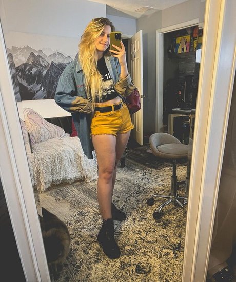 NoisyButters model nice photo