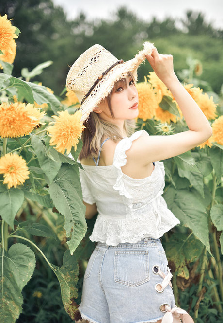 brunette petite onlyfans pretty images