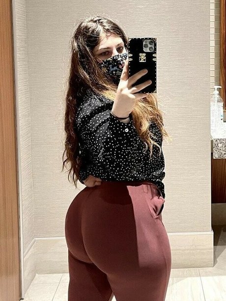 Hashemi Sisters model pretty pic