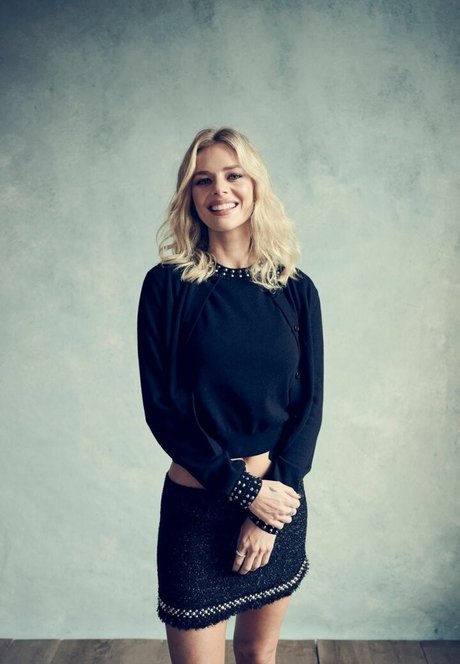 Samara Weaving model pretty image