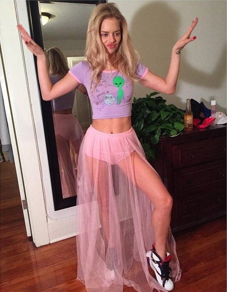 Samara Weaving pornographic model image