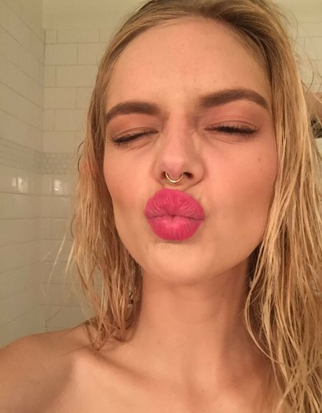 Samara Weaving art star pics