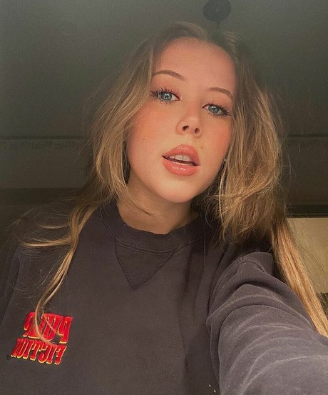 Emily Kyte model nude pics