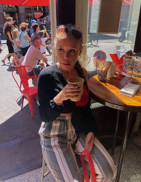 Emily Kyte model adult pic