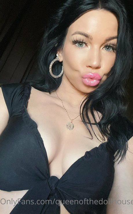 queenofthedollhouse free actress pics