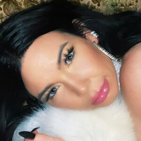 queenofthedollhouse pornstar hot image