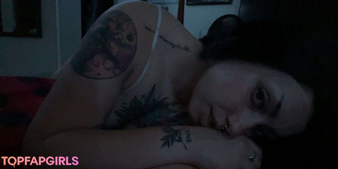 Slyvampyre model naked photo