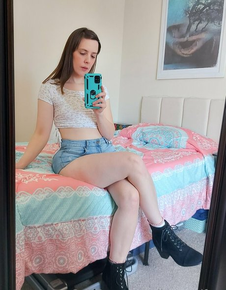 ellynaomifree erotic model pic