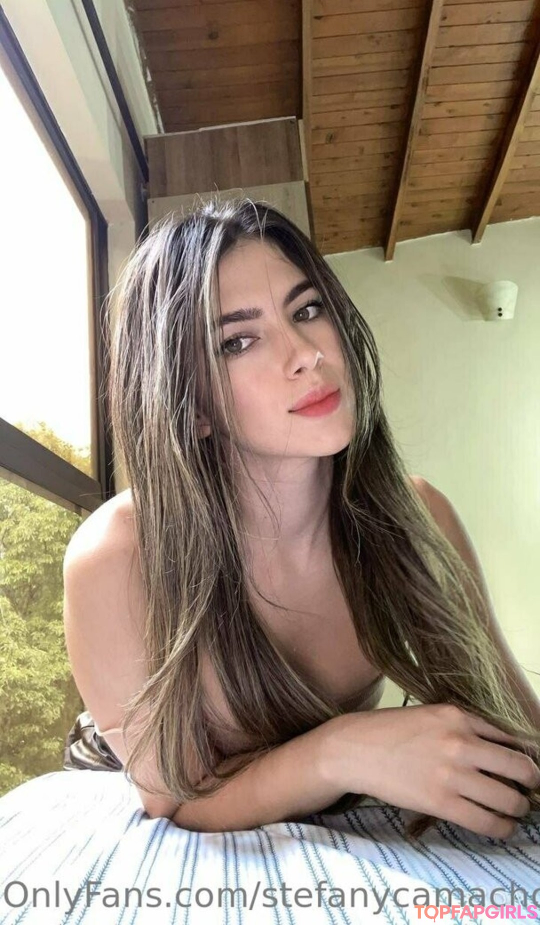 stefanycamacho model top img