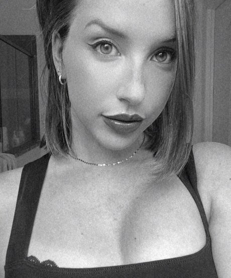 skinny brunette onlyfans pornographic images