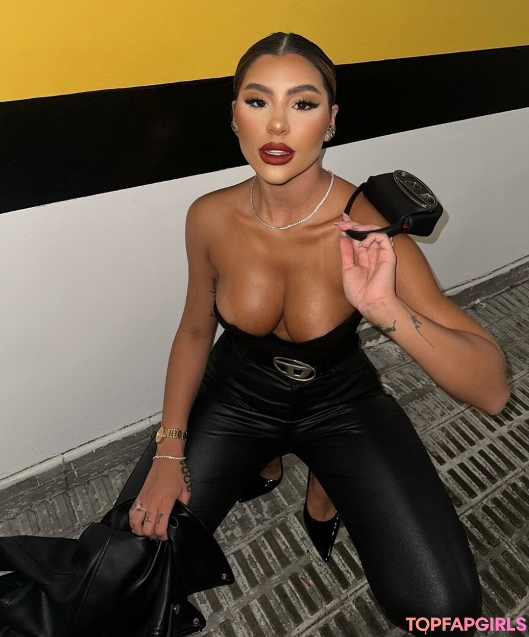 Yris Araujo nude model gallery