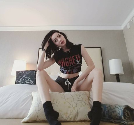 Emma Dumont pornographic model archive