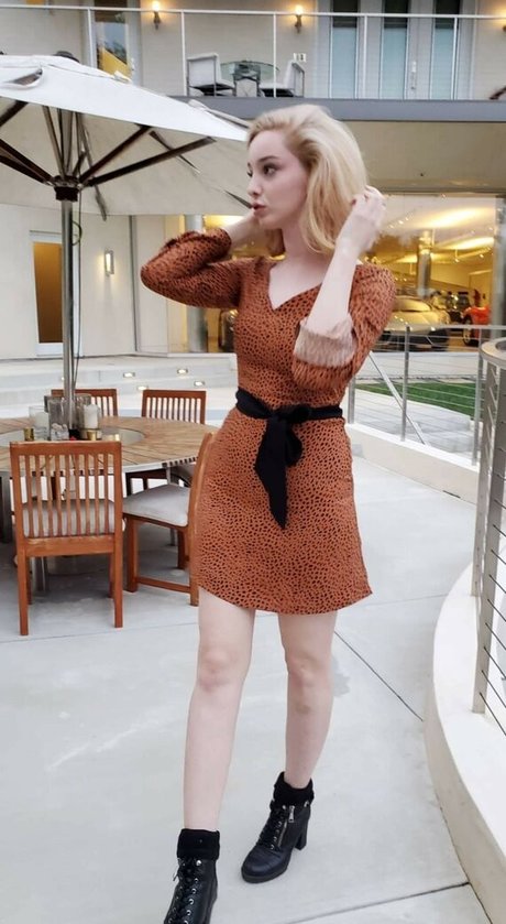 Emma Dumont star images