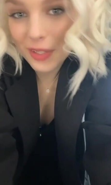 curvy lesbian onlyfans nude image