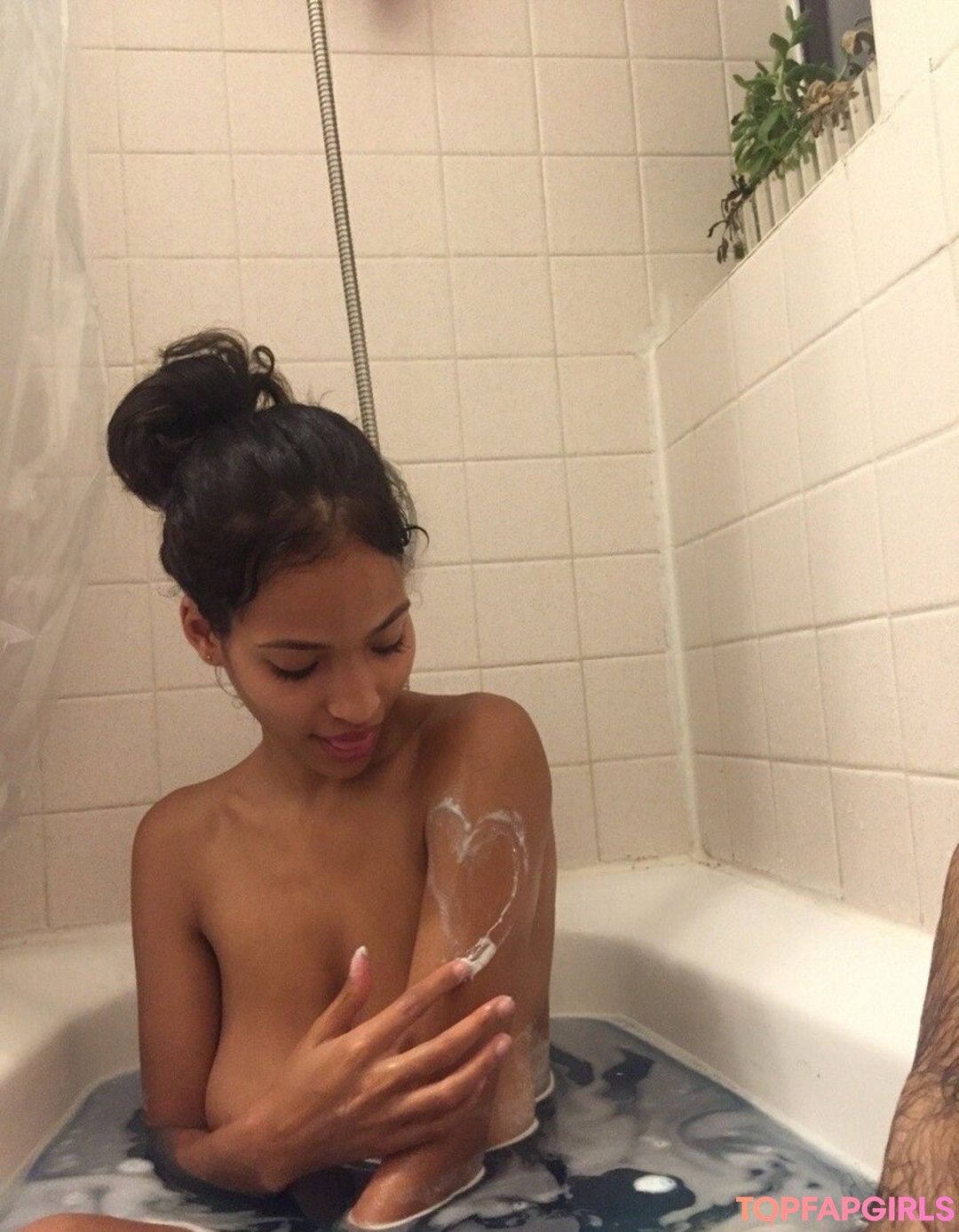 Jinna Cabrera sexy model pic