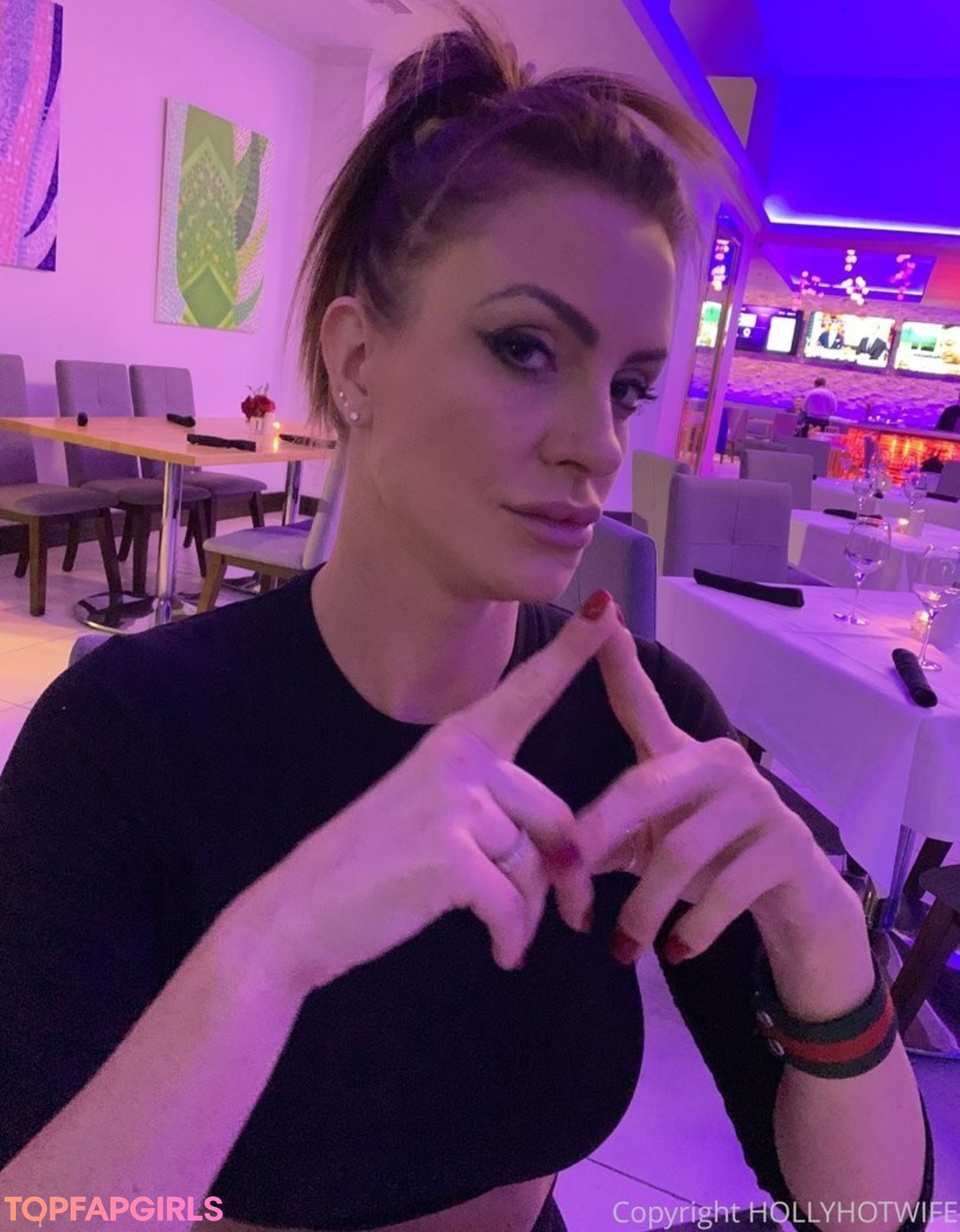 hollyhotwife top profile image