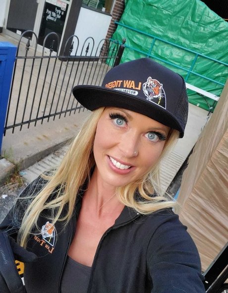 hollyhotwife pornstar hd pic