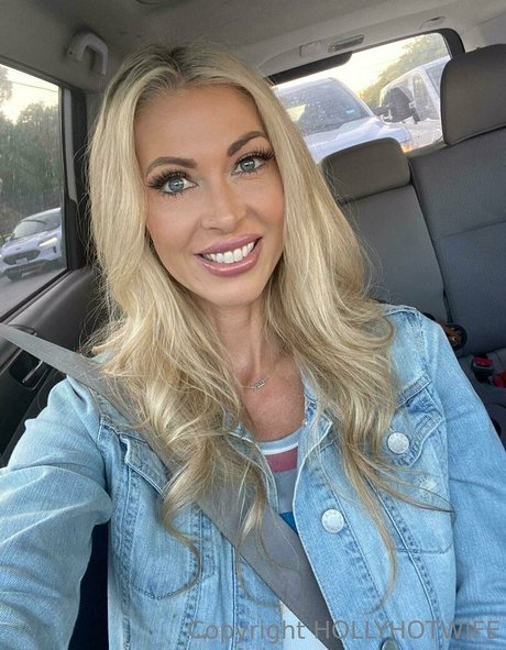 hollyhotwife model nudes photo