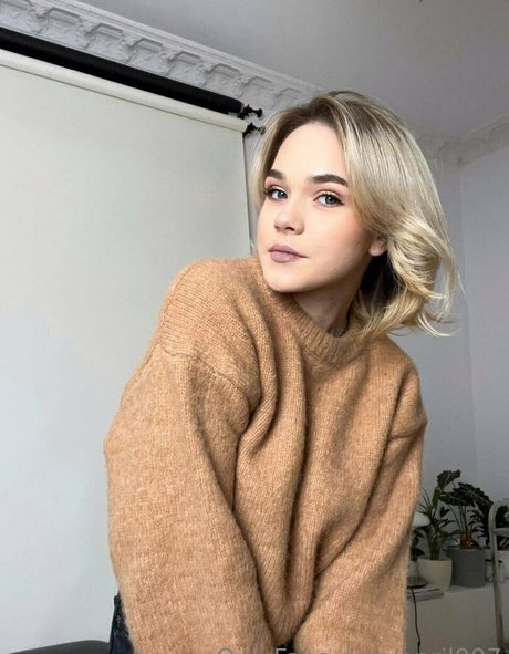 april007 star adult photo