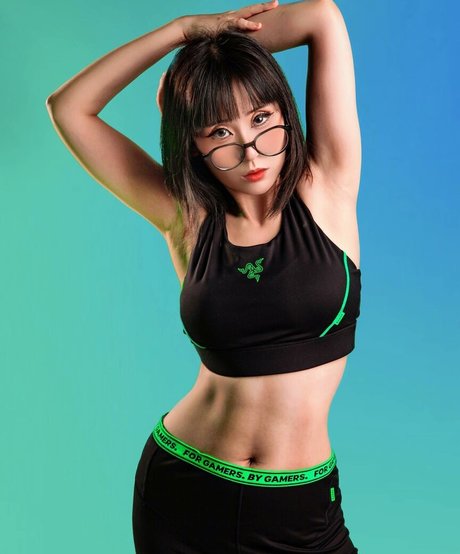 Larissa Rochefort beautiful actress image