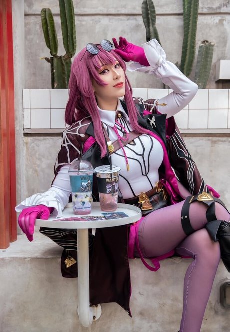 Larissa Rochefort art model pics