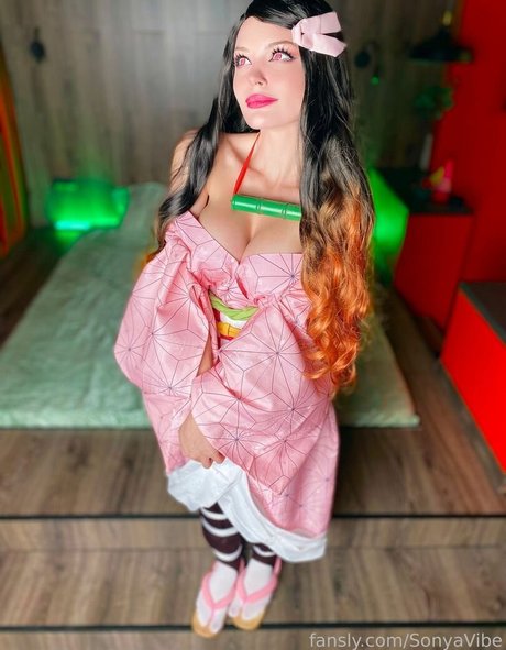 Catch My Vibe naked actress pics