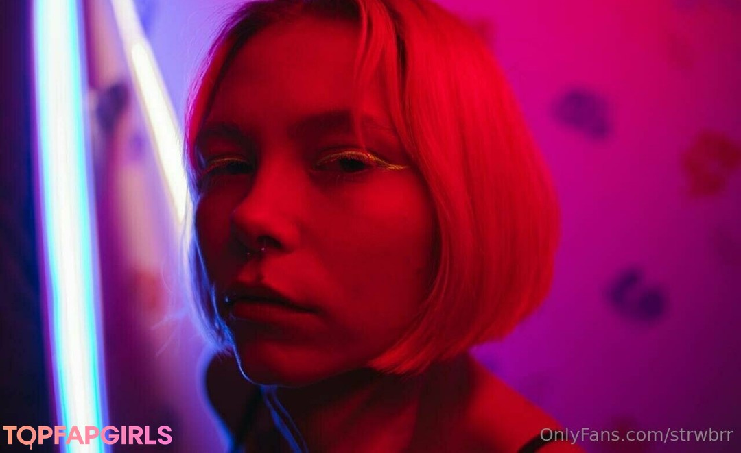 strwbrr sexy model pic