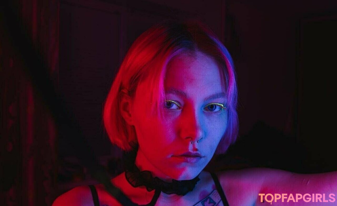 strwbrr naked model images