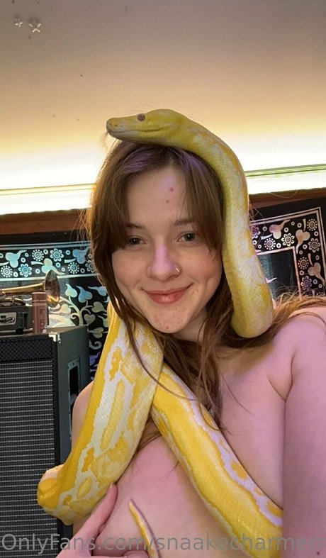 snaakecharmerr model naked img