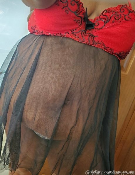 jaanuaunty model pic