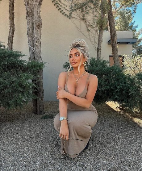 Saffron Barker nudes actress pic