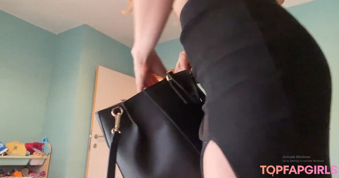 Rapunzel ASMR star nude picture