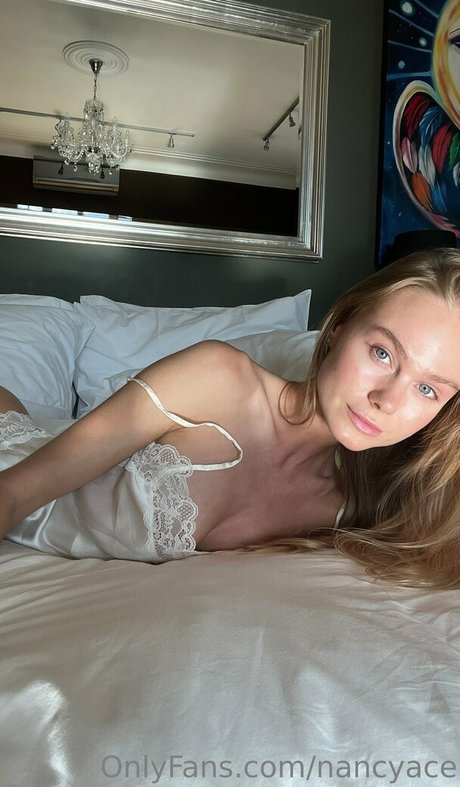 busty teen onlyfans top photo