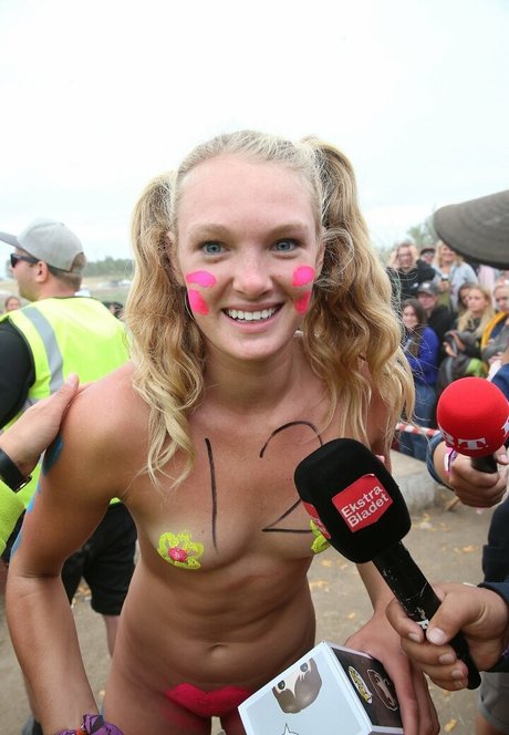 Lily Lowe sexy pornstar gallery