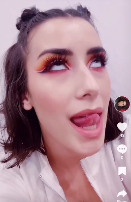 dela roo top model picture