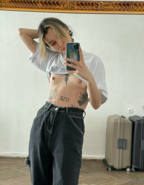 Coconeyx model naked galleries