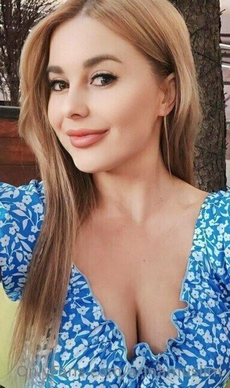 trans onlyfans top pic