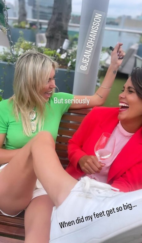 Danni Menzies star beautiful photo