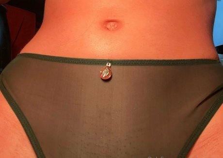 cybr queen model pornographic pic