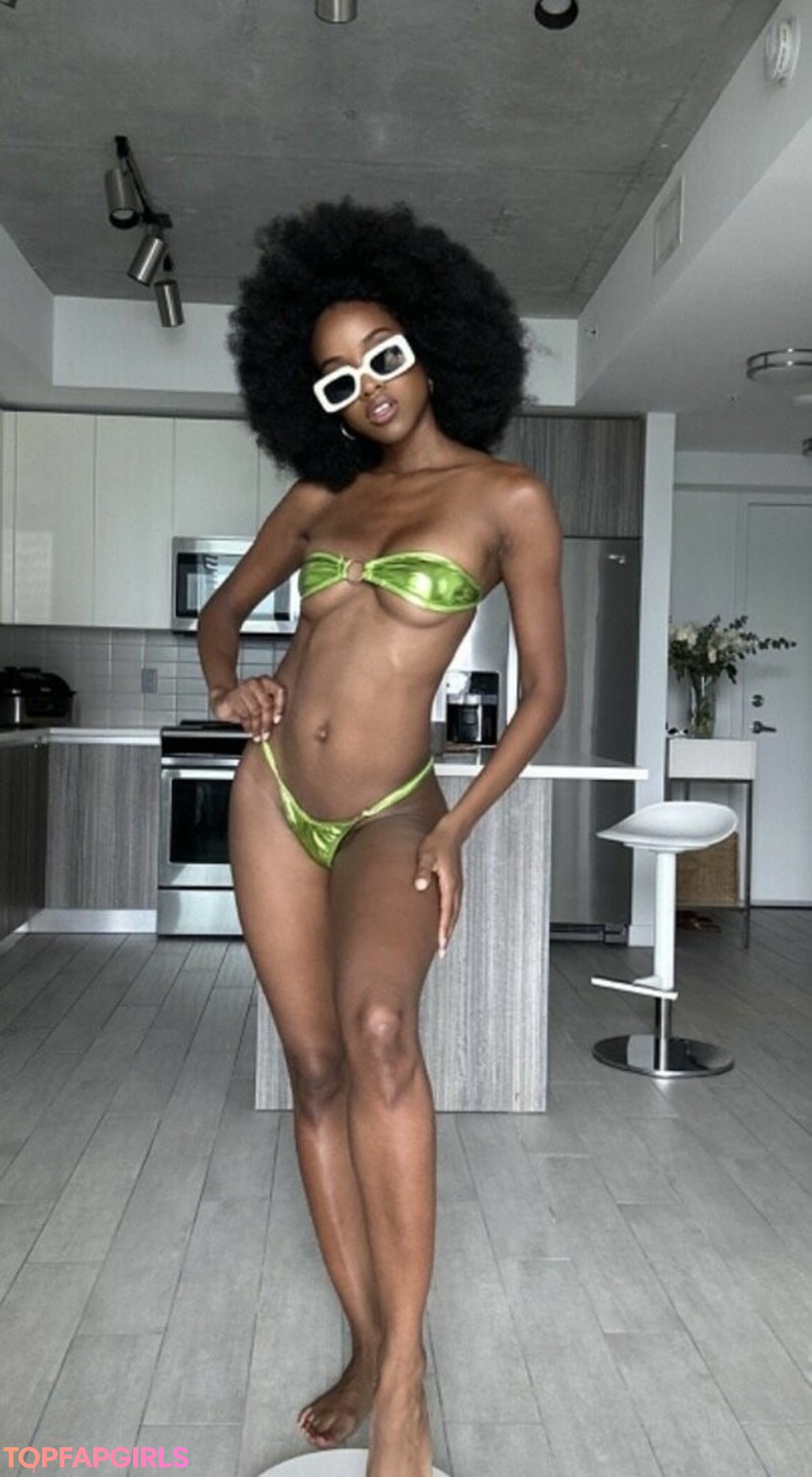 Hello Bombshell star top photos
