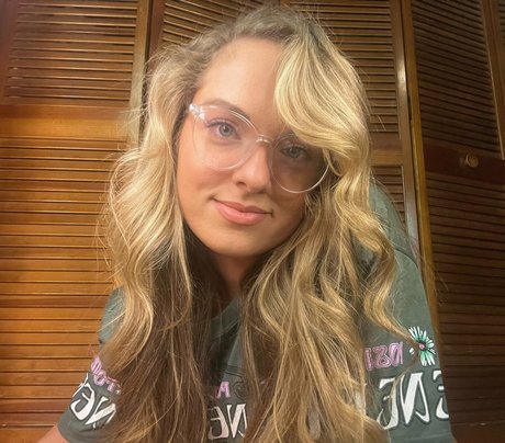 little miss chloe hot actress image