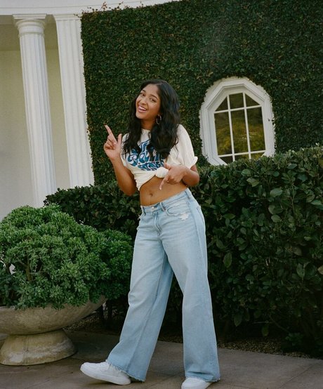 Maitreyi Ramakrishnan hd pornstar gallery