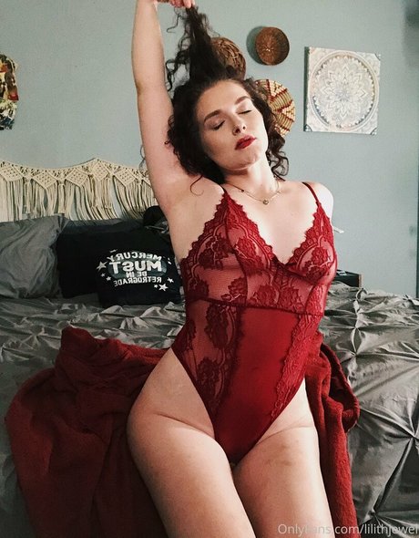 lilithjewel model top img