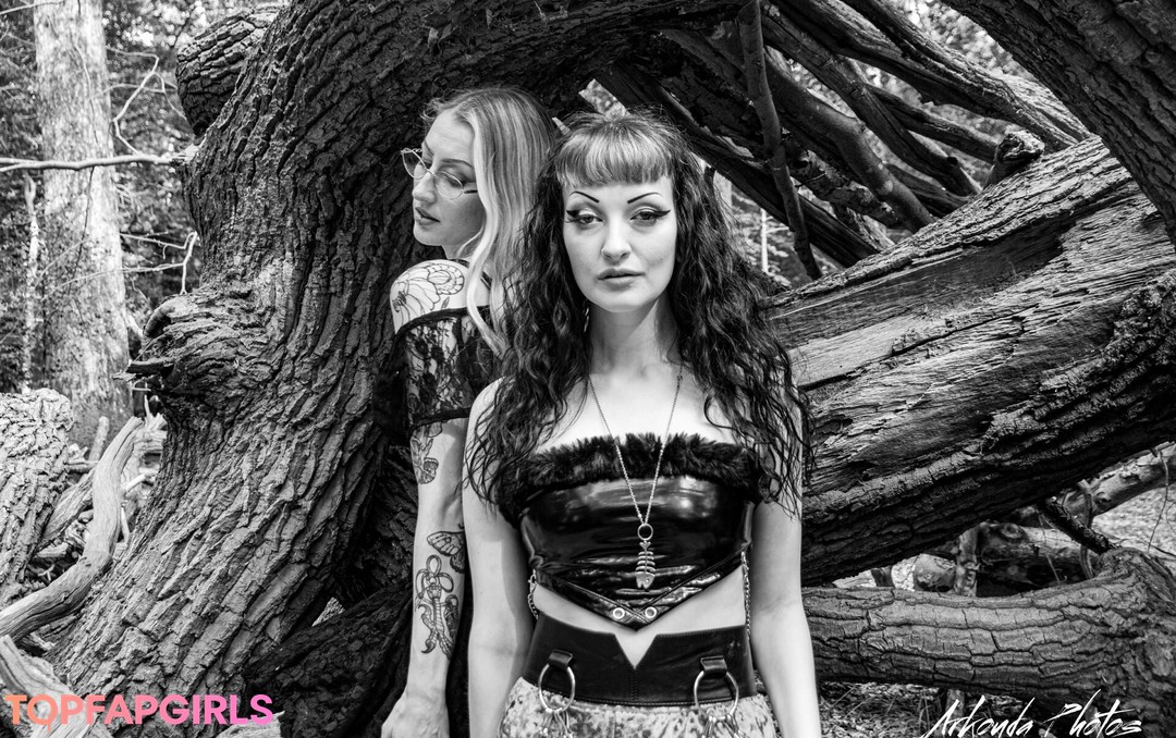 laceandleashes model exclusive pictures