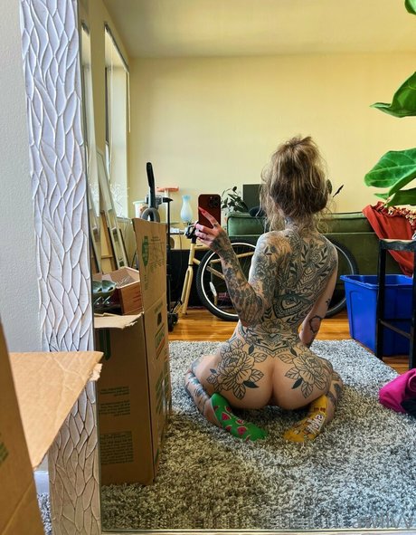 Awlivv model naked photos