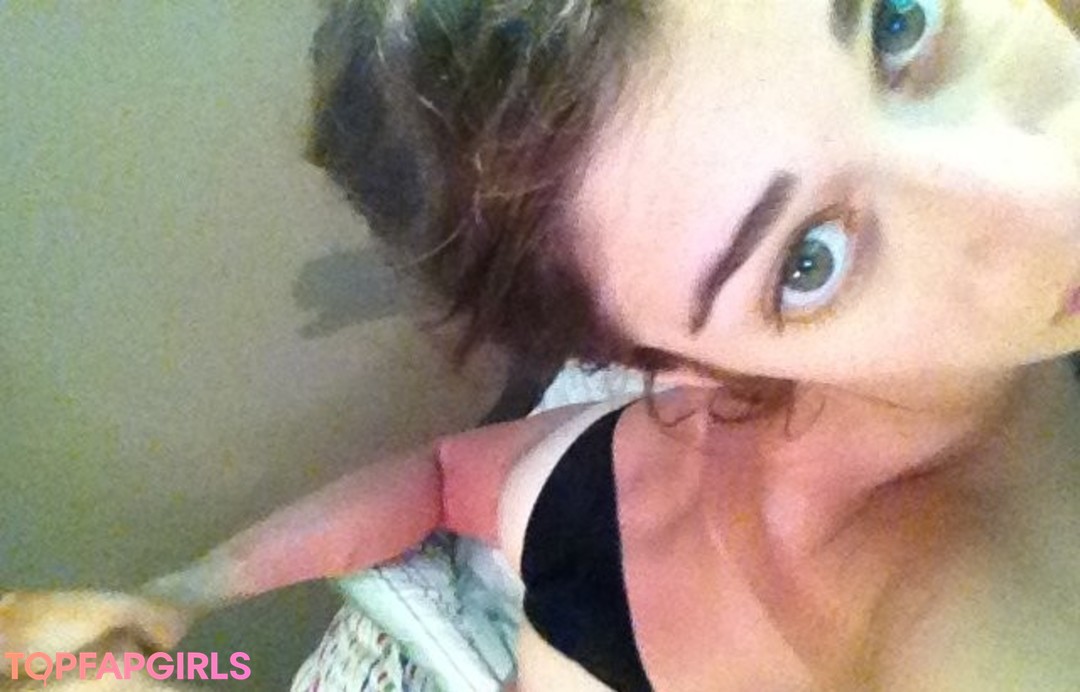 Lizzy Caplan nudes model img