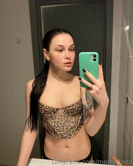 marry land model hd image